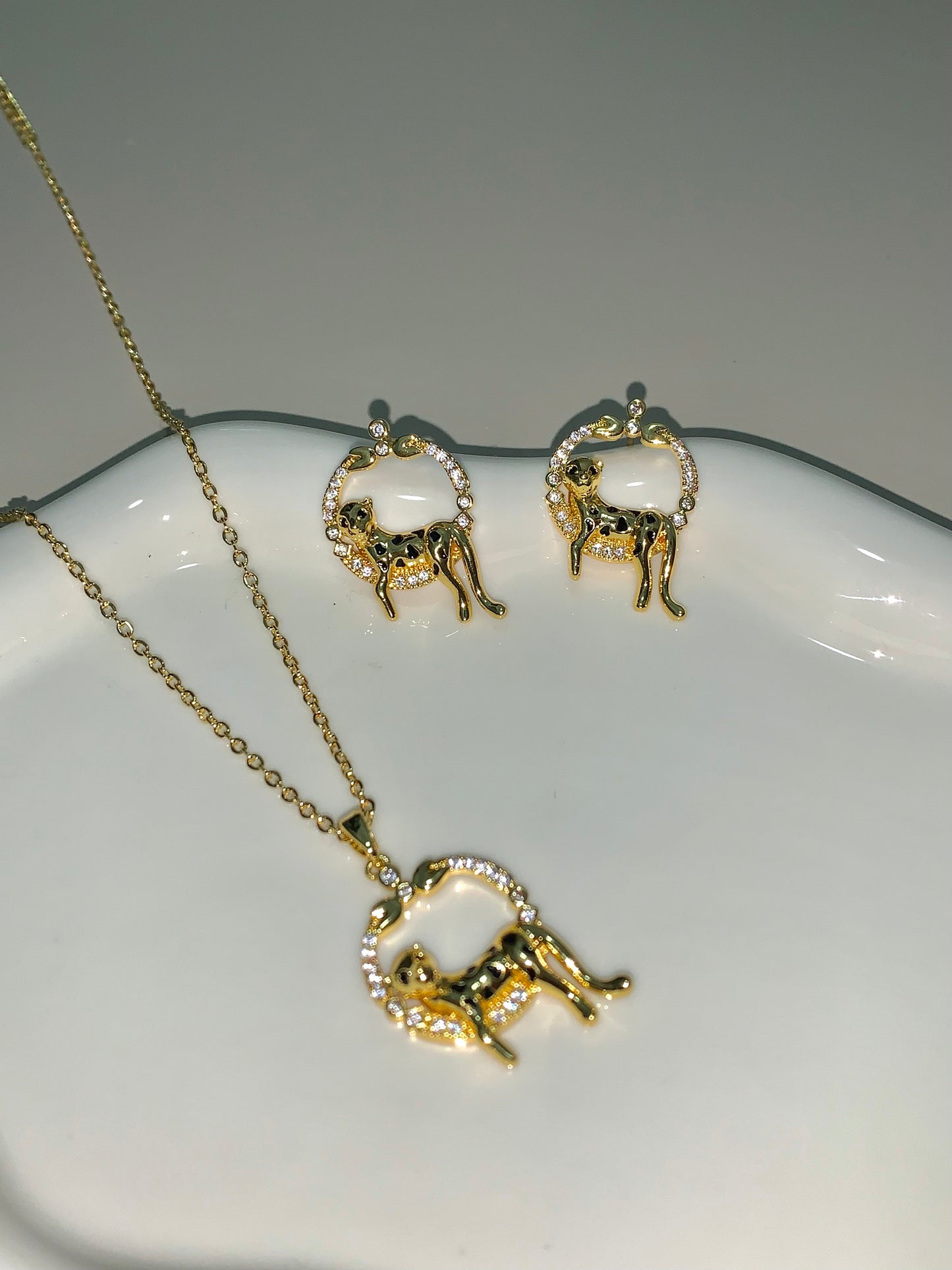 Gold Sleeping Leopard Circle Necklace and Earrings Waterproof and Colorfast