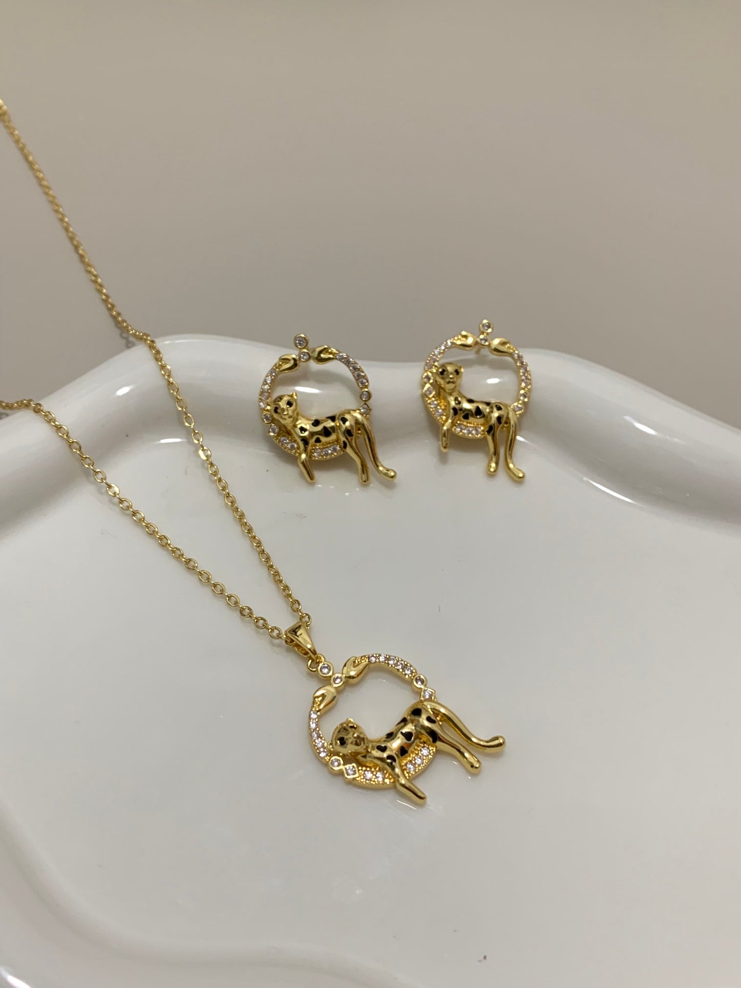 Gold Sleeping Leopard Circle Necklace and Earrings Waterproof and Colorfast