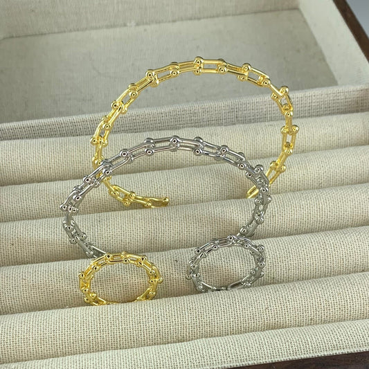 Stellar Hoof · Adjustable Gold-Plated Horseshoe Set